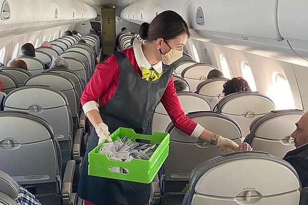 S7 Airlines разрешила членам экипажа иметь татуировки и красить волосы в яркие цвета